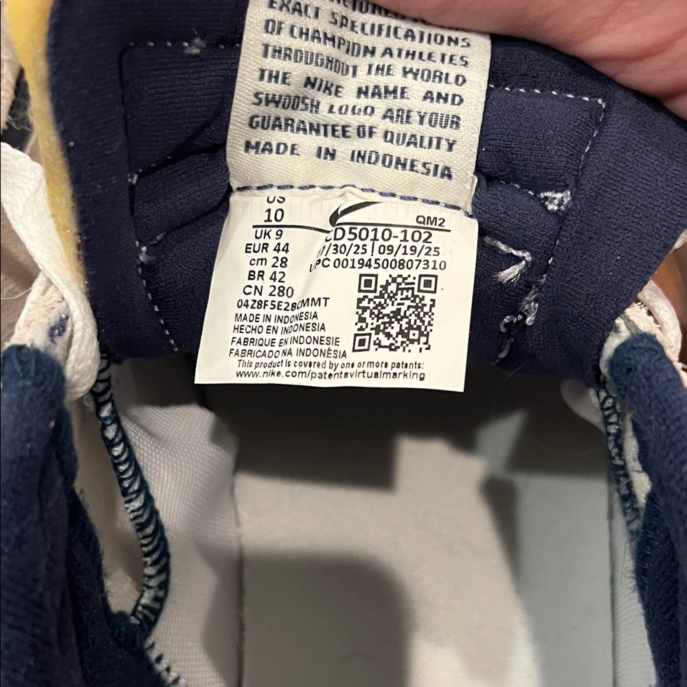 Nike Low-Top Suede Skate Shoes in White and Navy - Picture 4 of 6